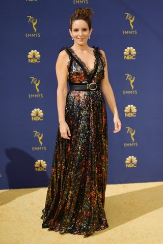 Slika lahko vsebuje Tina Fey Human Person Fashion Premiere Red Carpet Red Carpet Premiere ogrlica in nakit