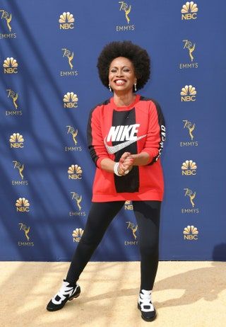 Slika lahko vsebuje Jenifer Lewis Človeška oseba, oblačila za lase, obutev, obutev, oblačila in moda