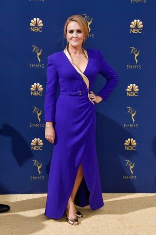 Slika lahko vsebuje oblačila Samantha Bee, oblačila za človeško osebo, modna obleka z rokavi Premiere in dolgi rokavi