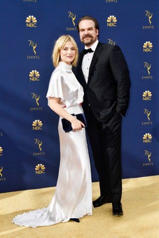 Slika lahko vsebuje David Harbor Fashion Premiere Human Person Red Carpet Red Carpet Premiere Wedding and Robe