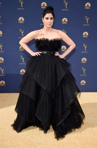 Slika lahko vsebuje Sarah Silverman Oblačila Oblačila Modna večerna obleka Obleka Robe Obleka Človek in oseba