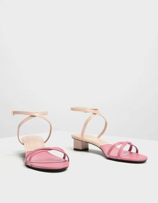 La imagen puede contener ropa, calzado, sandalias y prendas de vestir