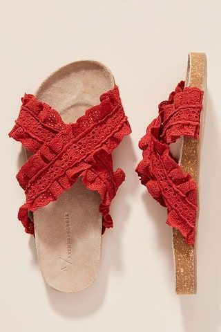 La imagen puede contener Ropa Vestimenta Calzado Sandalia Zapato y bufanda