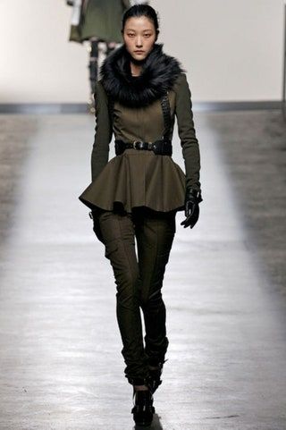 La imagen puede contener Ropa Abrigo Ropa Persona humana Pasarela Manga y manga larga