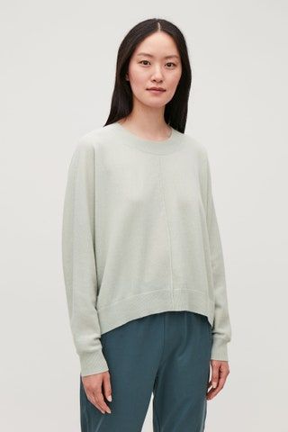 Bilden kan innehålla Kläder Kläder Tröja Tröja Mänsklig person ärm och långärmad