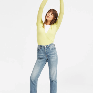 Bilden kan innehålla Byxor Kläder Kläder Denim Jeans Människoperson Kvinna och Kvinna