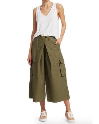 La imagen puede contener ropa, ropa, falda, persona humana y caqui