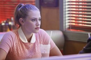 Bilden kan innehålla mänsklig person Lili Reinhart Heminredning och restaurang