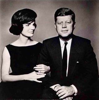Slika lahko vsebuje John F. Kennedy Dodatki za kravato Dodatki Človeška oseba Plašč Oblačila Plašč Oblačila in obleka