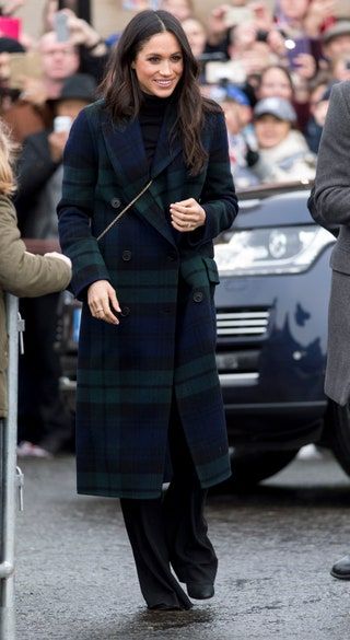 ในภาพอาจจะมี เสื้อโค้ท เสื้อผ้า เครื่องแต่งกาย มนุษย์ เสื้อคลุม สูท Meghan Markle Plaid and Tartan