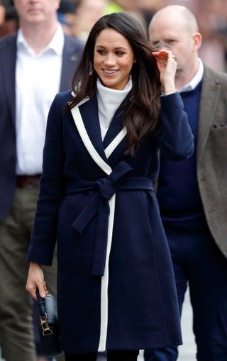 ในภาพอาจจะมี เสื้อผ้า แขนเสื้อ เครื่องแต่งกาย เสื้อแขนยาว มนุษย์ คน Meghan Markle Robe and Fashion