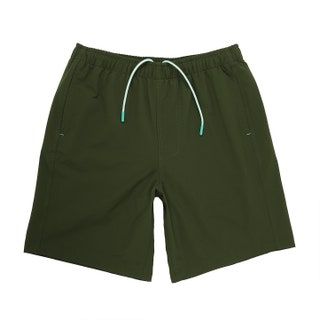 Bild kann Bekleidungsshorts und Bekleidung enthalten
