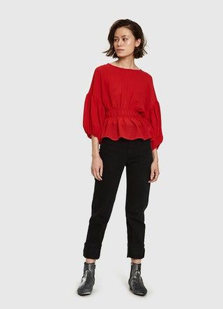 Esta imagen puede contener ropa, accesorios, corbata y accesorio.