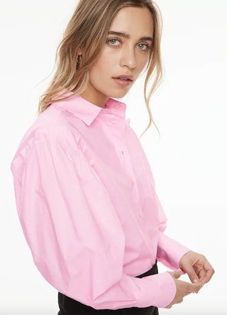 La imagen puede contener Ropa Ropa Blusa Persona humana Camisa Clara Mamet Mujer y manga