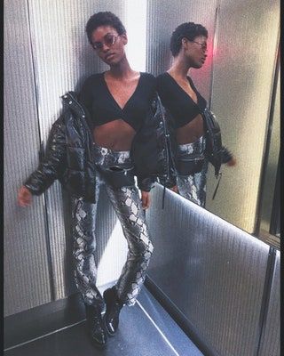 La imagen puede contener Ropa Ropa Persona humana Gafas de sol Accesorios Accesorios y calzado