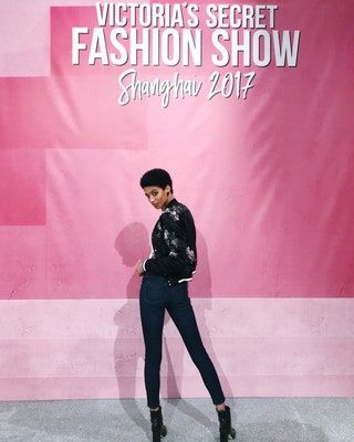 Esta imagen puede contener Ropa Ropa Persona humana Pantalones Calzado y calzado