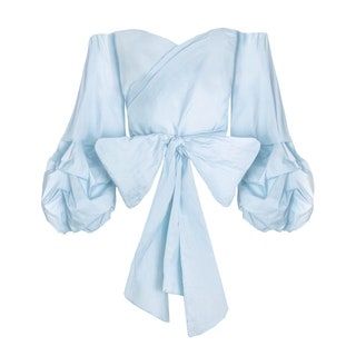 La imagen puede contener ropa, ropa, bata, moda y blusa.