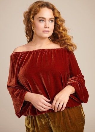 Slika lahko vsebuje Oblačila Oblačila Obleka Človeška oseba Bluza Ženska Večerna obleka z dolgimi rokavi in ​​Moda
