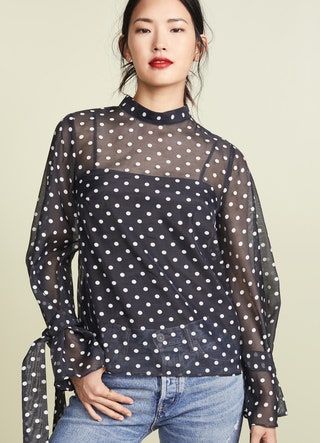 Slika lahko vsebuje Tekstura Bluza Oblačila Oblačila Polka Pik človek in oseba