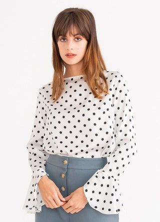 Slika lahko vsebuje Tekstura Bluza Oblačila Oblačila Polka Pik človek in oseba