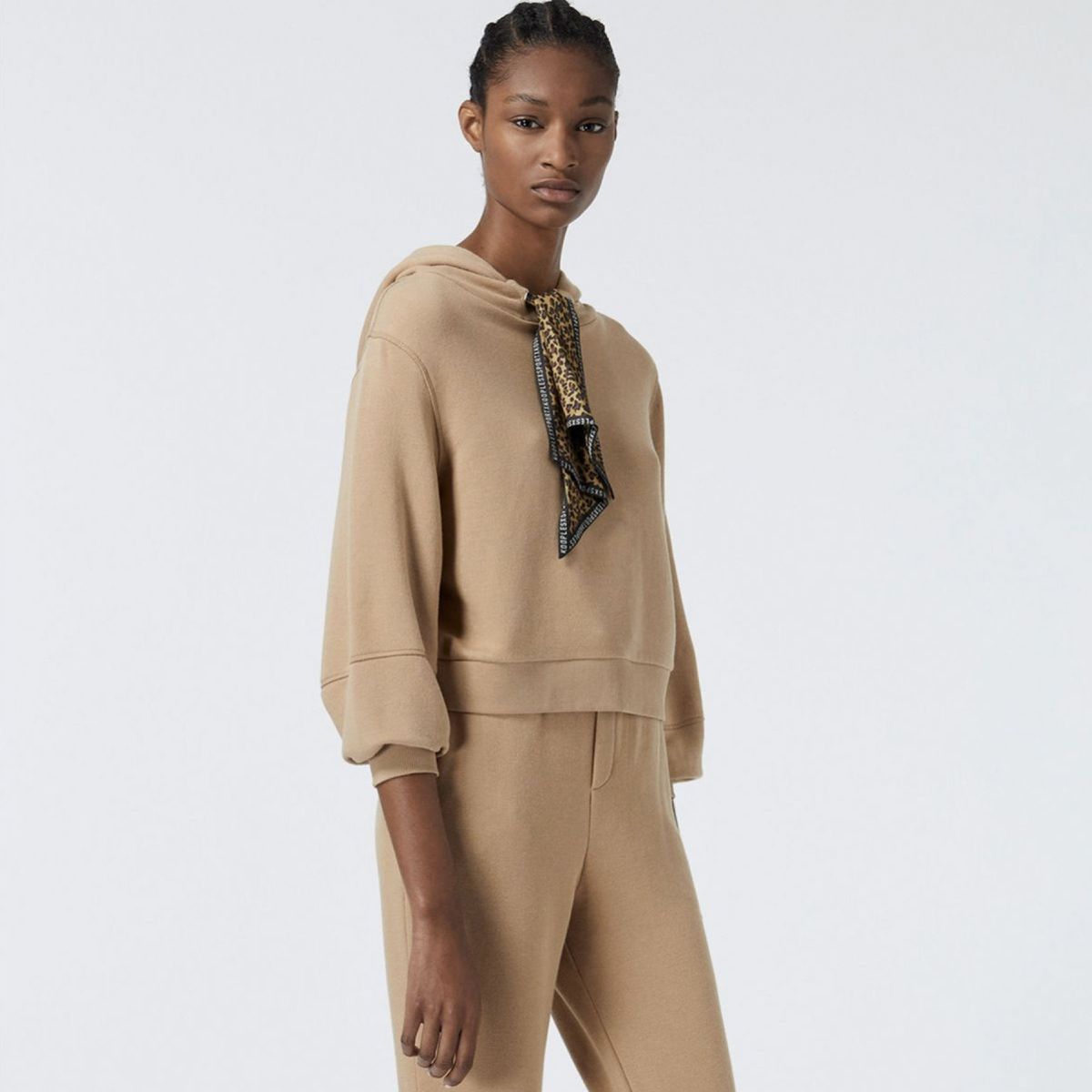 modelo vistiendo sudadera con capucha camel con pantalones a juego
