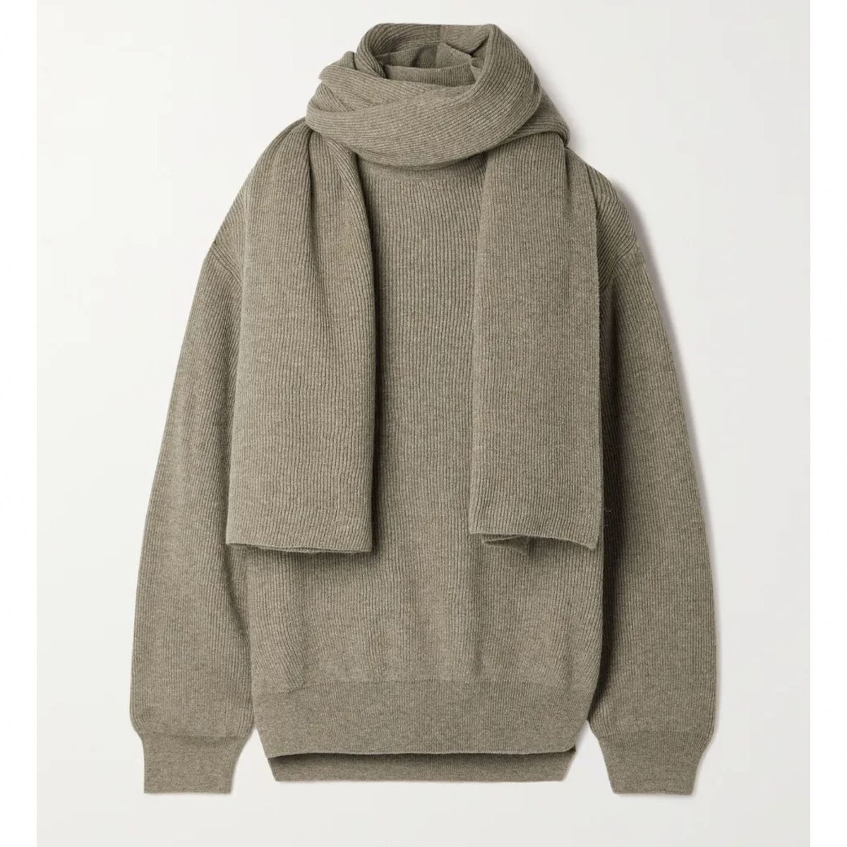 cuello alto gris con bufanda a juego