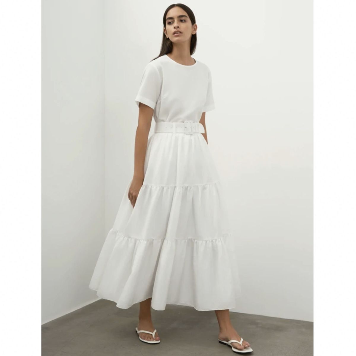 modelo con falda larga con volantes blancos y camiseta blanca