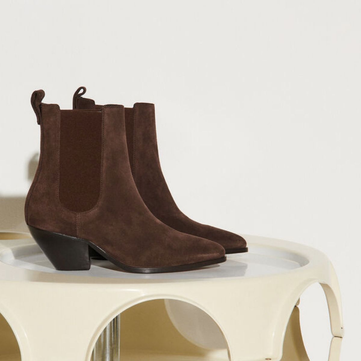 botas de ante marrón con tacón corto y grueso