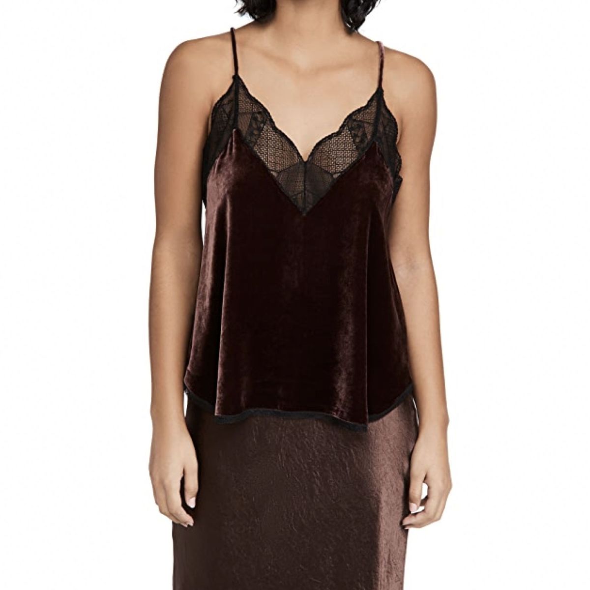 modelo con camisola de encaje y terciopelo marrón oscuro