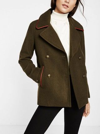 Slika lahko vsebuje Clothing Apparel Plašč in Trenč plašč