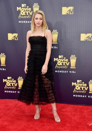 Slika lahko vsebuje Fashion Premiere Red Carpet Red Carpet Premiere Lili Reinhart Človek in oseba