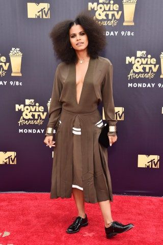Slika lahko vsebuje Fashion Premiere Red Carpet Red Carpet Premiere Zazie Beetz Clothing Oblačilni plašč in čevelj