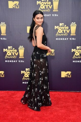 Slika lahko vsebuje Fashion Red Carpet Premiere Red Carpet Premiere Human Person in Camila Mendes