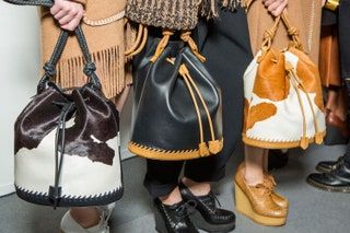 La imagen puede contener Accesorios Bolso Accesorio Bolso Monedero Calzado Ropa Calzado Ropa Humano y Persona