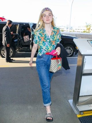 Elle Fanning se ve en el Aeropuerto Internacional de Los Ángeles el 20 de abril de 2018.
