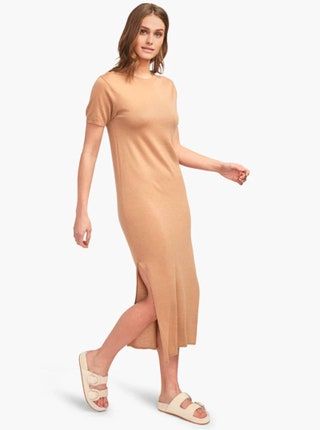 model, ki nosi bež obleko midi s kratkimi rokavi