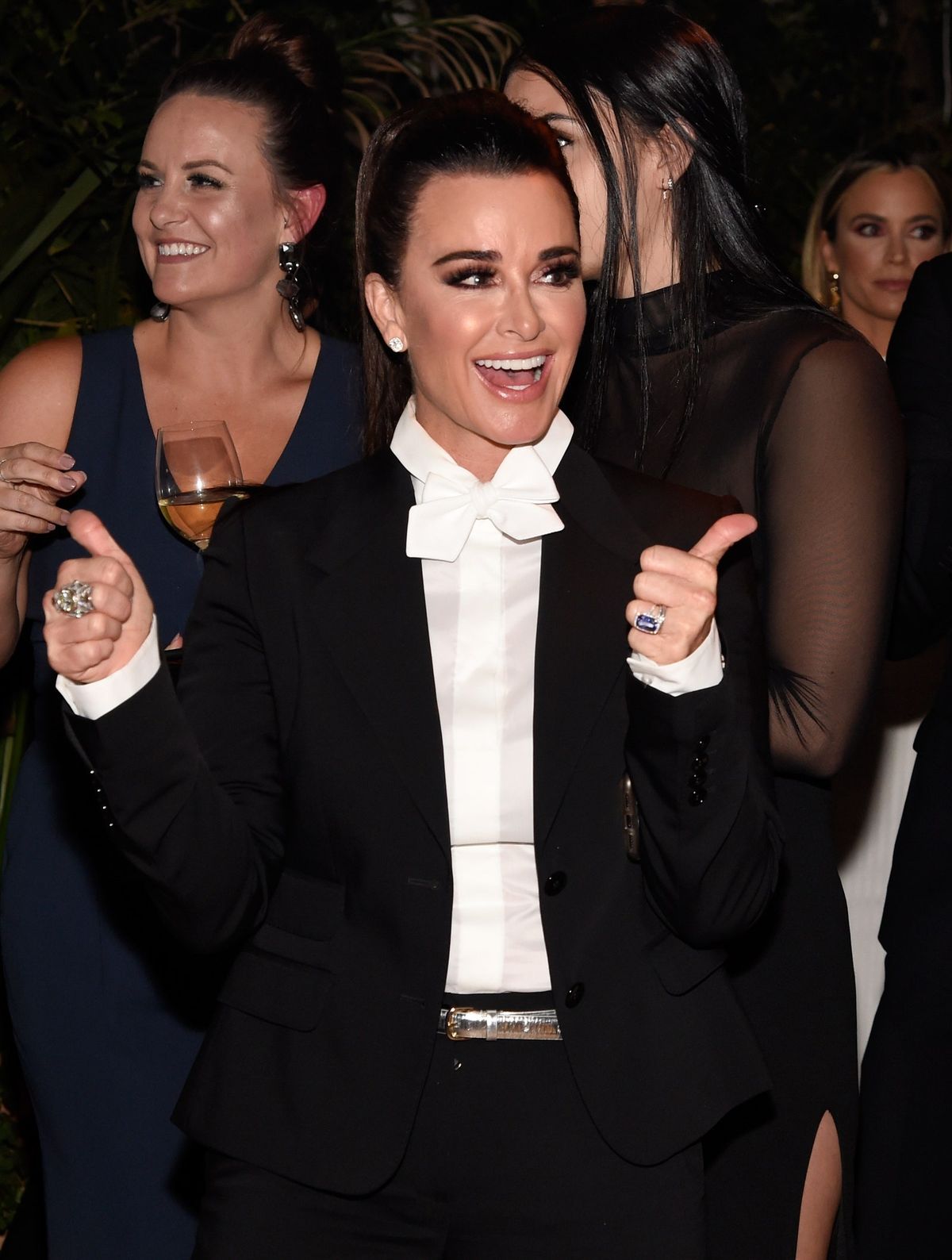 La imagen puede contener Kyle Richards Persona humana Traje Abrigo Ropa Abrigo Ropa Moda y estreno