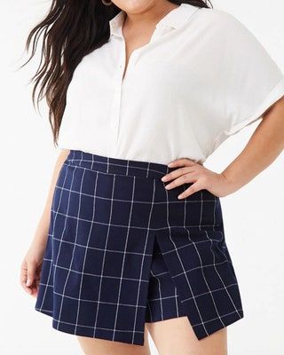 La imagen puede contener Ropa Ropa Falda Pantalones cortos Persona humana y camisa