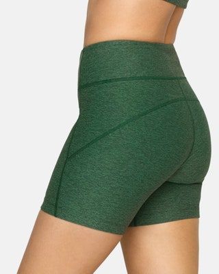 La imagen puede contener Ropa Ropa Ropa interior Humana y Persona