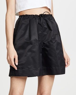 La imagen puede contener Ropa Ropa Pantalones cortos Falda Mujer Persona humana Mujer y minifalda