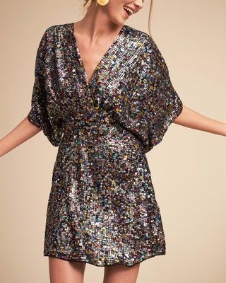 Esta imagen puede contener ropa, ropa, bata, moda, blusa, humano y persona.