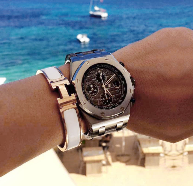 La imagen puede contener Reloj de pulsera Persona humana Transporte Vehículo Barco Mano y muñeca