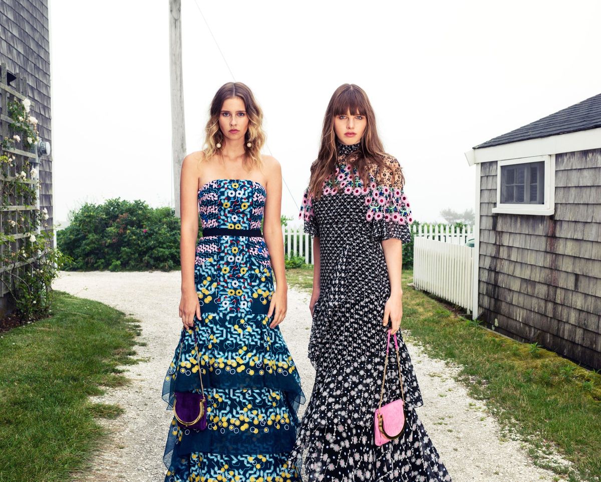 La imagen puede contener Ropa Vestimenta Vestido de noche Bata Moda Vestido Persona humana Mujer Isabel Lucas y mujer