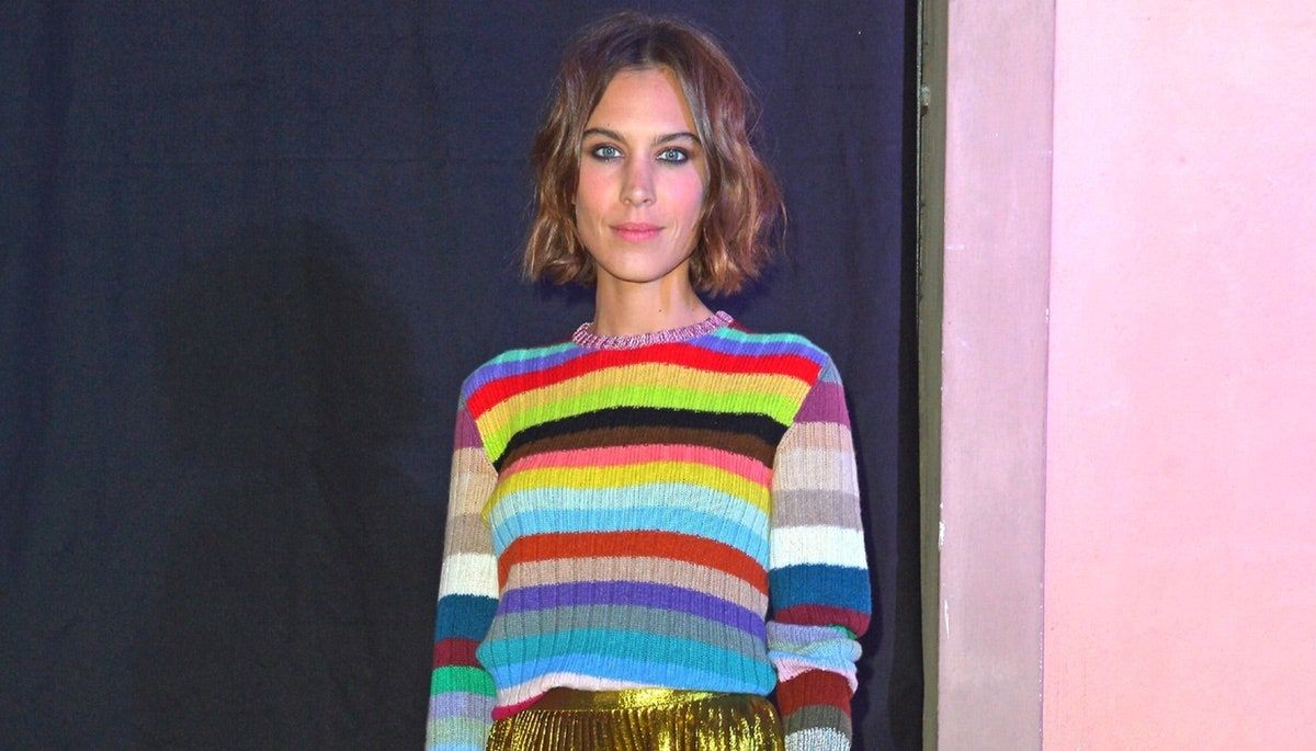 La imagen puede contener Alexa Chung Ropa Ropa Suéter Persona humana Manga Mujer y Moda