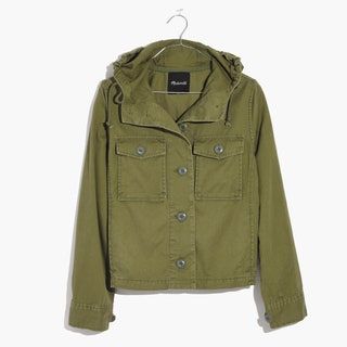 La imagen puede contener ropa, chaqueta, abrigo y caqui