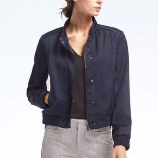 Esta imagen puede contener ropa, ropa, manga, manga larga, persona humana, chaqueta, abrigo, chaqueta, chaqueta y mujer