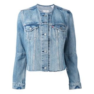 Esta imagen puede contener ropa, pantalones cortos, ropa, persona humana y mujer.