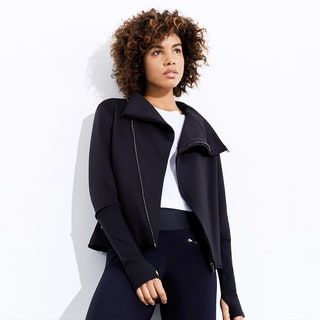 La imagen puede contener Ropa Ropa Persona humana Abrigo Abrigo Manga Traje Vestido y mujer