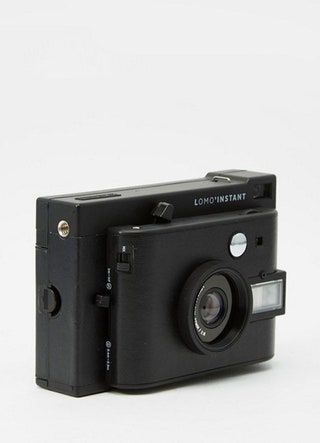 La imagen puede contener una cámara electrónica y una cámara digital