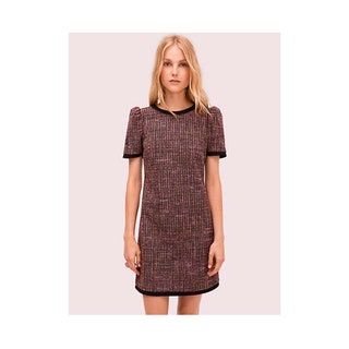 modelo rubia con mini vestido de tweed marrón con mangas cortas abullonadas